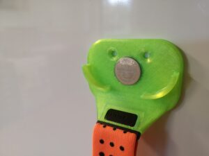 Bild på batterifacket i hållaren för Polar H10 pulsband