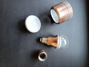 Bild på delar för att maskera en LED-lampa innan målning